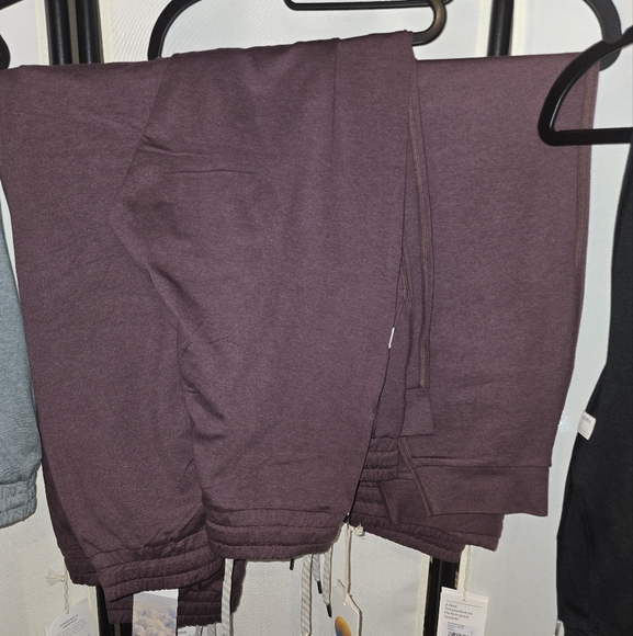 SOLD. NWT Vuori Women's Performance Jogger Elderberry Heather - Picture 5 of 6